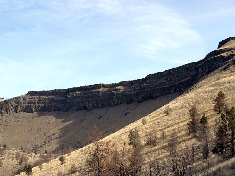 Basaltic rim rock above Mecca Flat Campground.