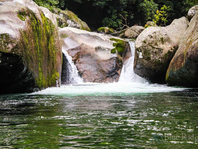 Hike up to Midnight hole on Mouse Creek Falls trail