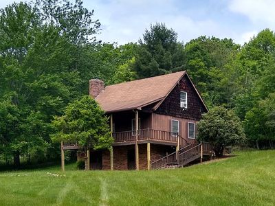Enjoy outstanding views from the front porch! Sleeping 8 people, the cabin has 4 bedrooms and 2 bathrooms, water and electricity. Full kitchen, living room, dining room, and window air conditioners.