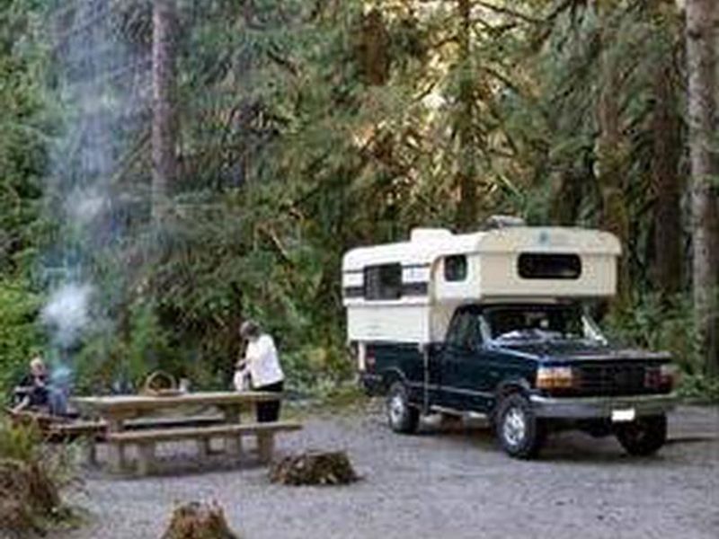 Turlo Campsite with camper and picnic table