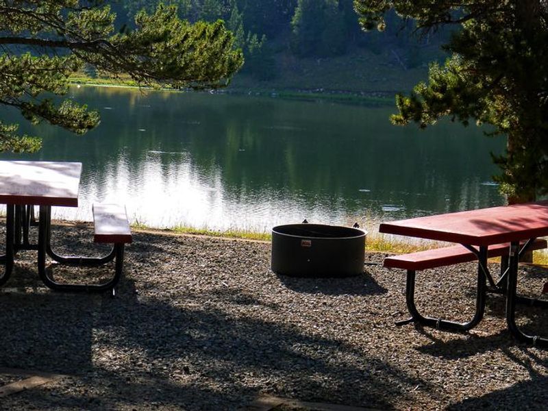 Campsite next to lake in Lakeview Campground