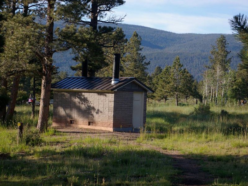 Canyon Rim Campground: Restroom facilities