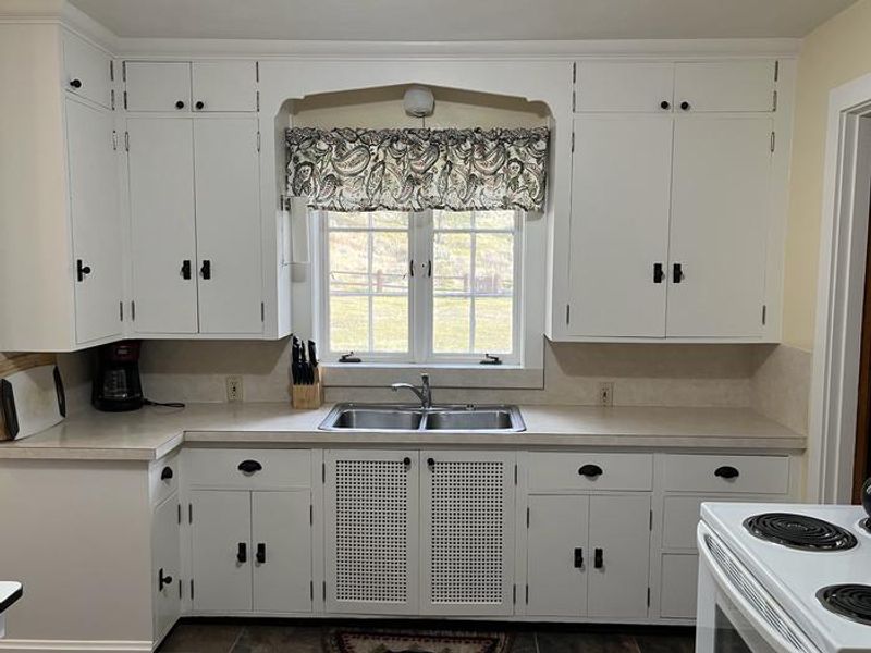 Sunlight Rangers Cabin - Kitchen