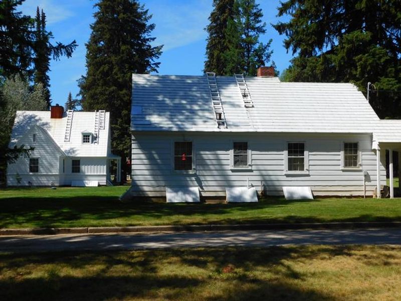 Photo of the East Cottage from the east entrance road.