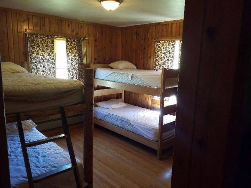 Sunlight Ranger Cabin - Bedroom with 2 Bunk Beds