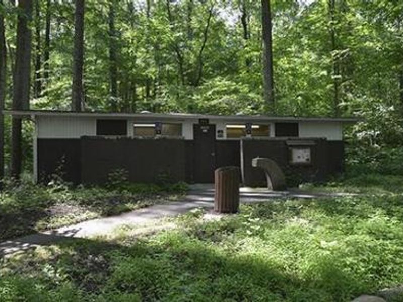 Owens Creek Campground has 2 heated comfort stations with separate Men's and Women's facilities.  Amenities include flush toilets, sinks, mirrors and hand dryers.  The lower comfort station has hot showers.
