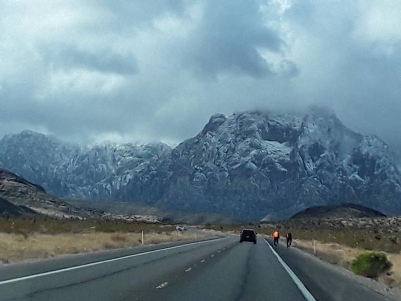 LOOK AT THE STUNNING BEAUTY OF THE RED ROCKS IN THE WINTER... AMAZING