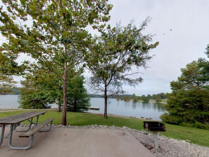 Moutardier Picnic Table