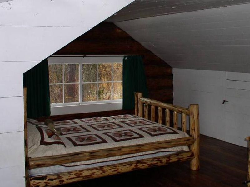 Upstairs bedroom 1 - 1 queen bed