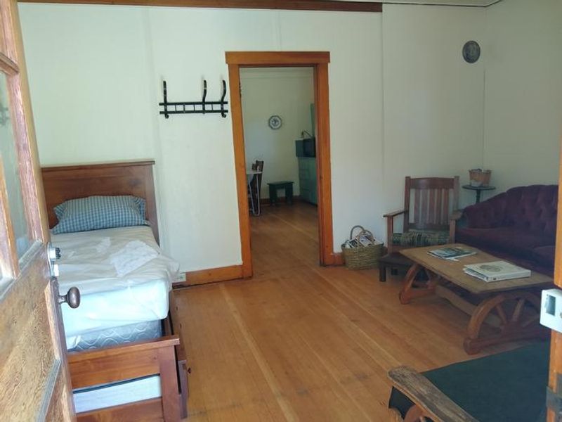 Atlanta Cabin's living room.