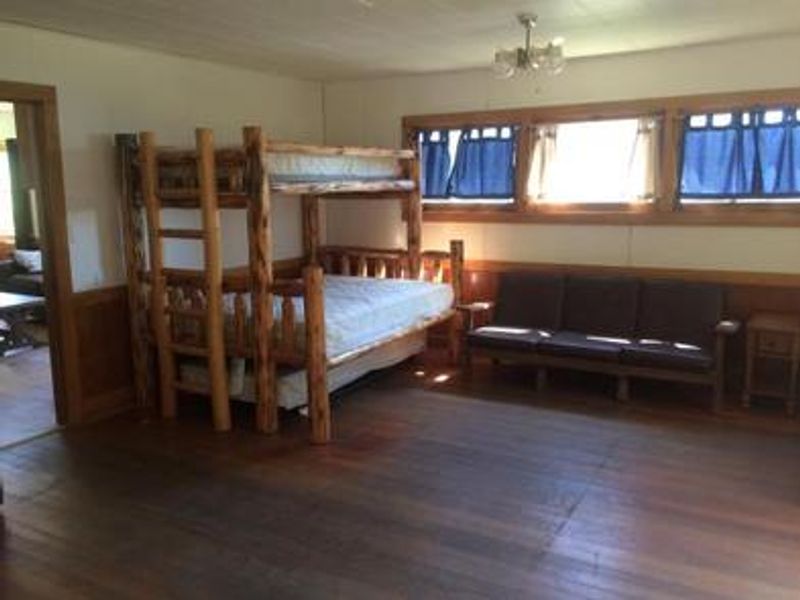 ANNA CREEK CABIN BEDROOM